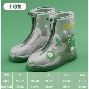 Los ni&ntilde;os usan fundas de zapatos de lluvia antideslizantes y resistentes al desgaste fuera de las fundas de zapatos de lluvia impermeables.