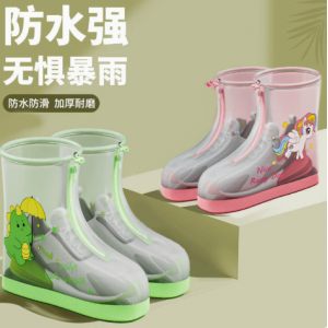 Los ni&ntilde;os usan fundas de zapatos de lluvia antideslizantes y resistentes al desgaste fuera de las fundas de zapatos de lluvia impermeables.