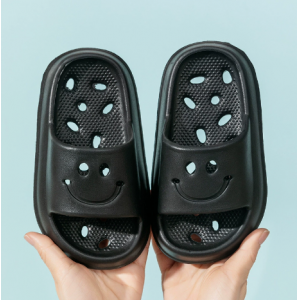Las zapatillas fr&iacute;as del ba&ntilde;o infantil tienen fugas de agua huecas, antideslizantes y suelas blandas.