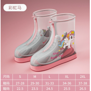 Los ni&ntilde;os usan fundas de zapatos de lluvia antideslizantes y resistentes al desgaste fuera de las fundas de zapatos de lluvia impermeables.