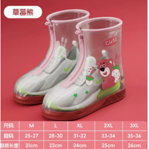 Los ni&ntilde;os usan fundas de zapatos de lluvia antideslizantes y resistentes al desgaste fuera de las fundas de zapatos de lluvia impermeables.