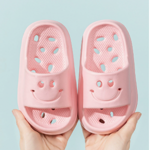 Las zapatillas fr&iacute;as del ba&ntilde;o infantil tienen fugas de agua huecas, antideslizantes y suelas blandas.