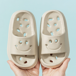 Las zapatillas fr&iacute;as del ba&ntilde;o infantil tienen fugas de agua huecas, antideslizantes y suelas blandas.