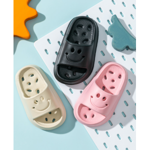 Las zapatillas fr&iacute;as del ba&ntilde;o infantil tienen fugas de agua huecas, antideslizantes y suelas blandas.
