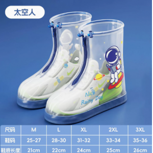 Los ni&ntilde;os usan fundas de zapatos de lluvia antideslizantes y resistentes al desgaste fuera de las fundas de zapatos de lluvia impermeables.