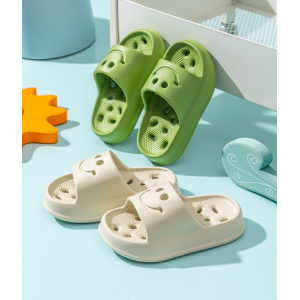Las zapatillas fr&iacute;as del ba&ntilde;o infantil tienen fugas de agua huecas, antideslizantes y suelas blandas.