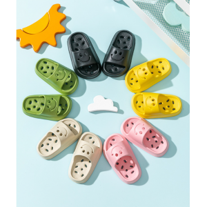 Las zapatillas fr&iacute;as del ba&ntilde;o infantil tienen fugas de agua huecas, antideslizantes y suelas blandas.