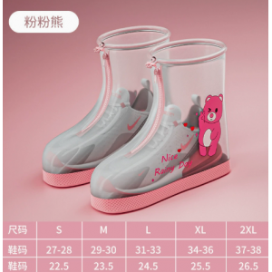 Los ni&ntilde;os usan fundas de zapatos de lluvia antideslizantes y resistentes al desgaste fuera de las fundas de zapatos de lluvia impermeables.