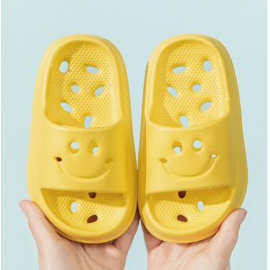 Las zapatillas fr&iacute;as del ba&ntilde;o infantil tienen fugas de agua huecas, antideslizantes y suelas blandas.