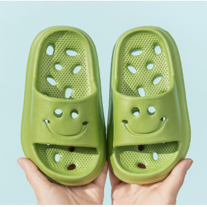 Las zapatillas fr&iacute;as del ba&ntilde;o infantil tienen fugas de agua huecas, antideslizantes y suelas blandas.