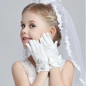 El lazo de la ni&ntilde;a presenta guantes, vestidos y accesorios para ni&ntilde;os de flores